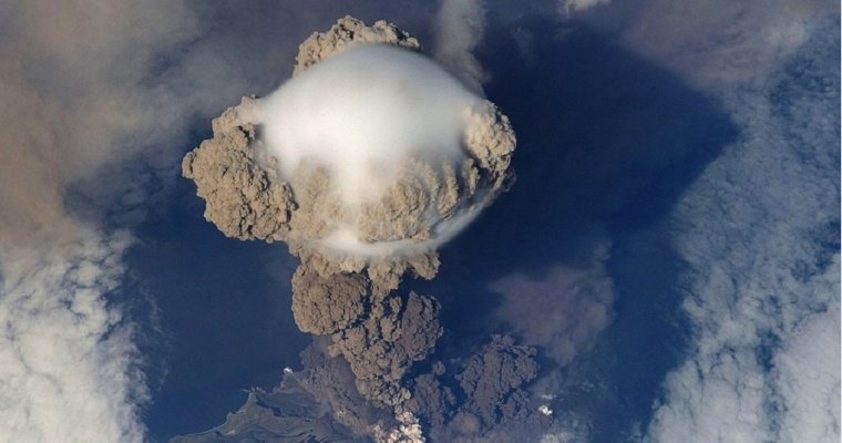 Пятикилометровый столб пепла и дыма поднялся над японским вулканом Сакурадзима