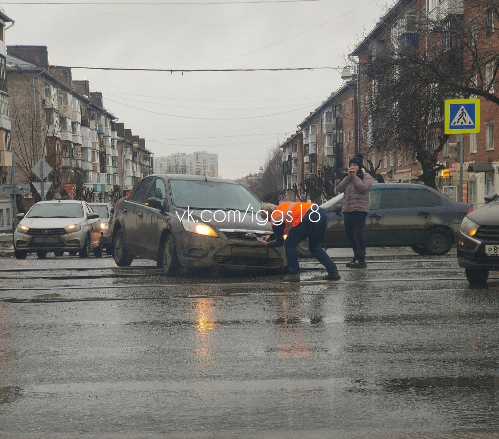 Автомобиль перегородил проезд трамваям на улице Ленина в Ижевске 