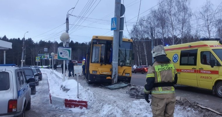 Девять человек пострадали в Ижевске при столкновении автобуса со столбом