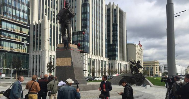 В центре Москвы установили памятник оружейнику Михаилу Калашникову