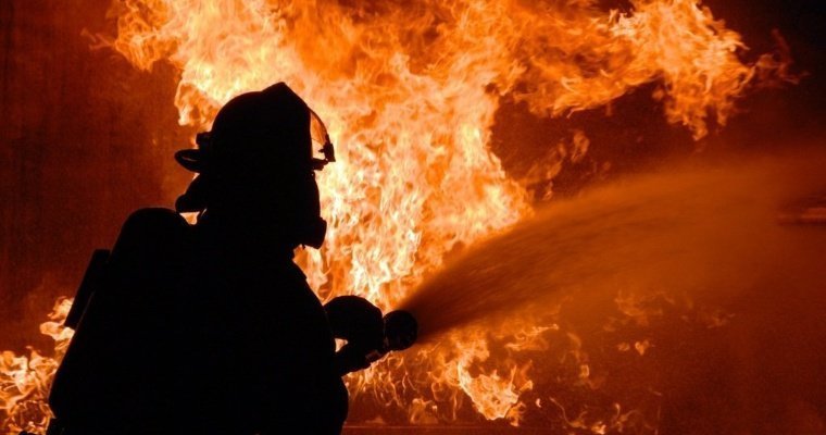 Два человека пострадали при пожаре в мебельном цехе в Саранске 