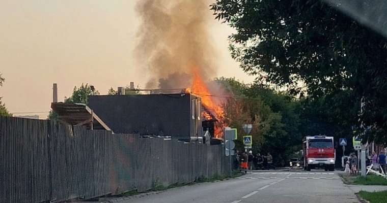 От огня пострадал заброшенный дом в центре Ижевска