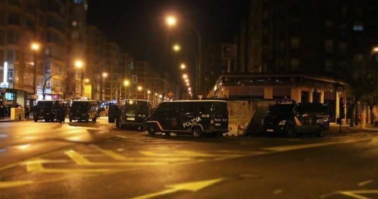 В Испании бунтующие пожарные напали на полицию с петардами и огнеметами