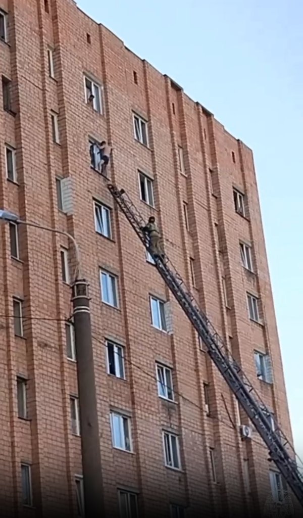 Пожарные сняли мужчину с карниза восьмого этажа в Ижевске