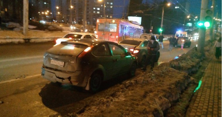 Очевидцы: на улице Ворошилова в Ижевске столкнулись несколько автомобилей