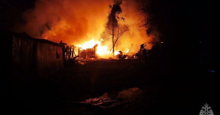 В Сарапуле в ночь на субботу сгорели 10 сараев