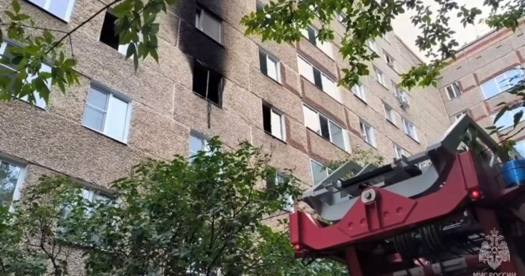С помощью автолестницы огнеборцы спасли четырёх человек при пожаре в Ижевске