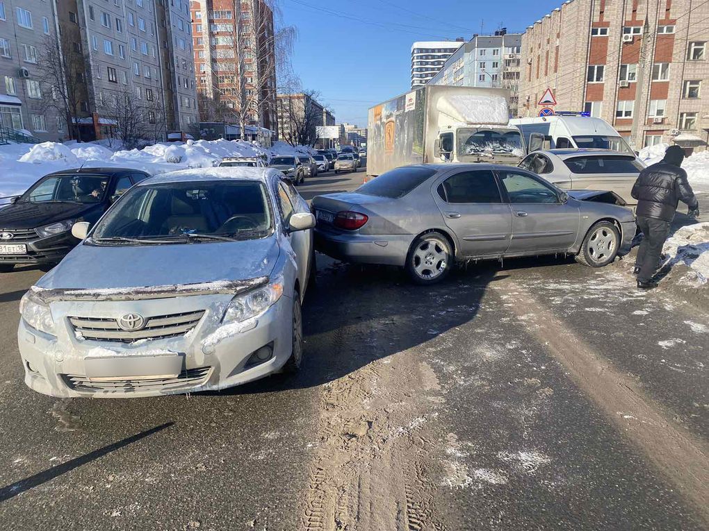 Пять автомобилей столкнулись в Ижевске на улице Холмогорова