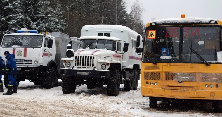 На трассе под Воткинском из-за снегопада застрял автобус «Казань — Пермь» со студентами