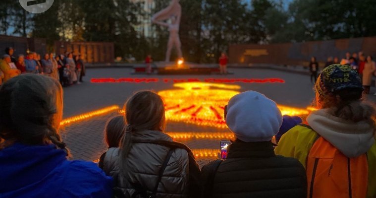Жители Ижевска создали из свеч «Огненную картину Войны»
