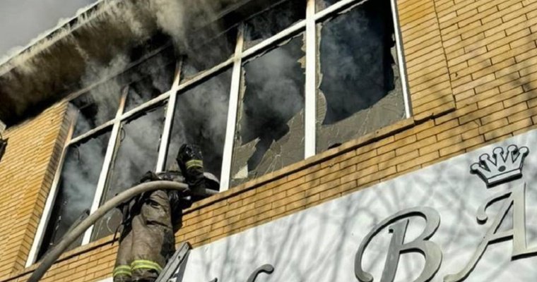 27 человек спасли из загоревшегося здания ЦУМа в Буйнакске
