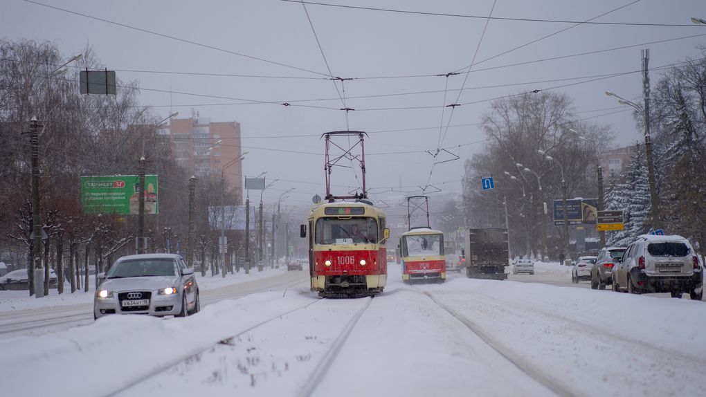 В Ижевске участились случаи задержек трамваев из-за припаркованных машин