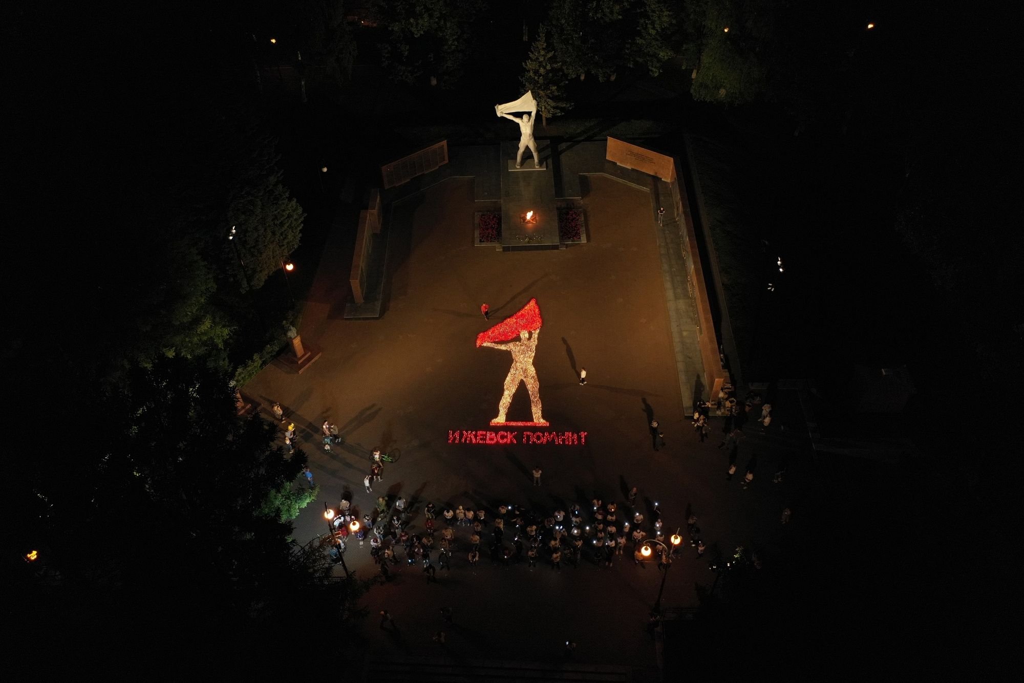В Сквере Победы Ижевска волонтеры выложили 15-метровую «огненную» картину