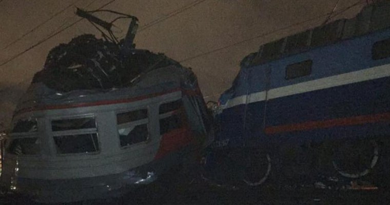 В Москве столкнулись поезд и электричка, пострадали 16 человек (фото, видео)