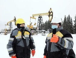30-летний стаж мастера по добыче нефти и газа Александра Ивонина отмечен почётной грамотой нефтяной компании «Роснефть»