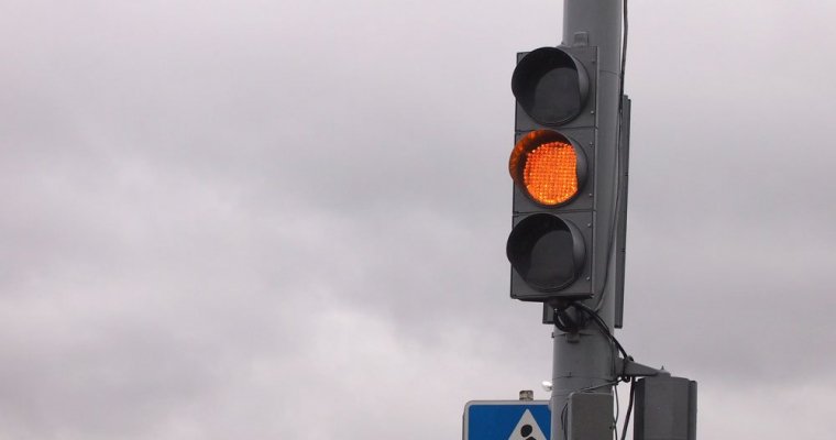 Светофор по новой схеме в Ижевске: водителям рекомендуют не опасаться занимать левый ряд по улице Удмуртской
