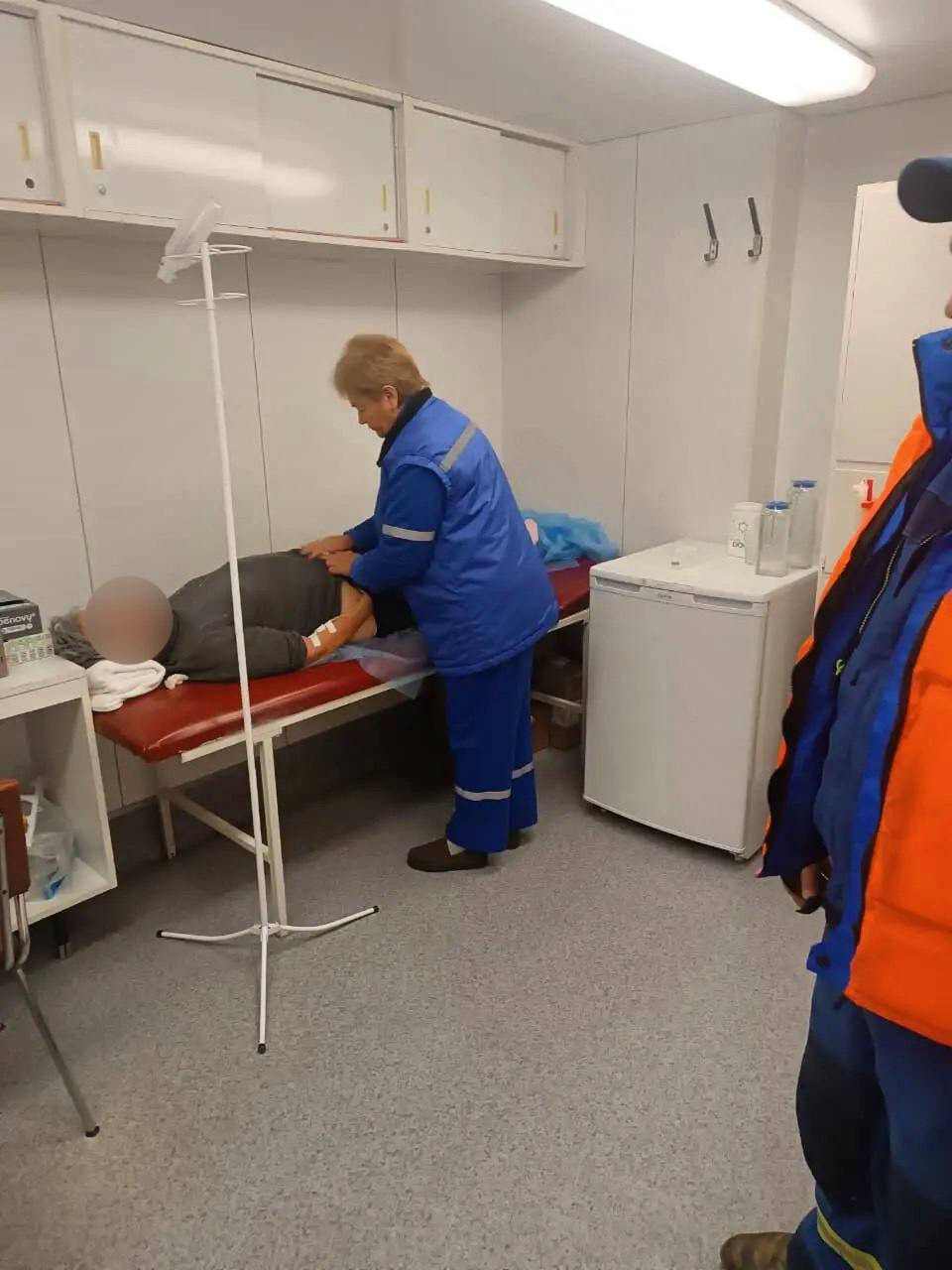 Спасатели Удмуртии помогли эвакуировать женщину с туристического теплохода на Каме 