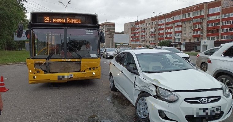 В Ижевске легковушка протаранила рейсовый автобус