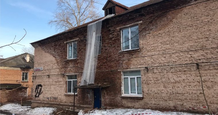 Часть стены жилого дома обрушилась в Ижевске в городке Металлургов