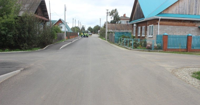 В Камбарке завершается ремонт двух дорог, ведущих к школам