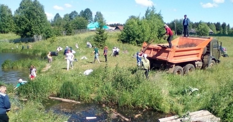 Участники эко-акции в Удмуртии собрали почти целый «КамАЗ» мусора на сельском пруду