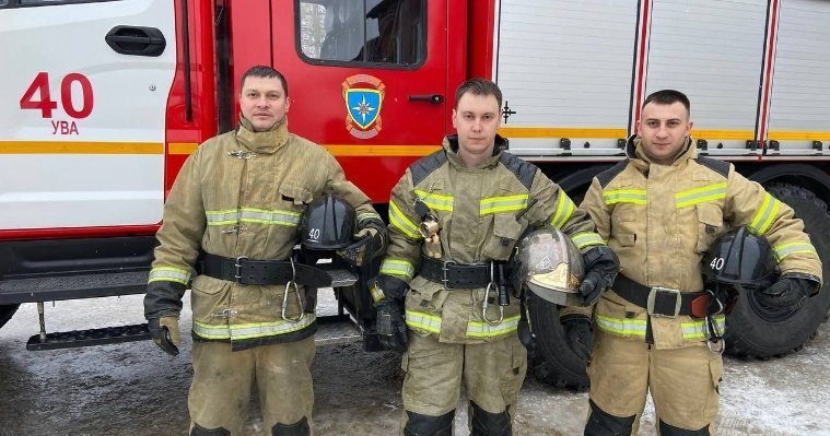 Огнеборцы Удмуртии спасли из горящего жилого дома двух человек