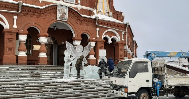 Вандалы разрушили ледовую скульптуру Святого Иосифа у Михайловского собора в Ижевске