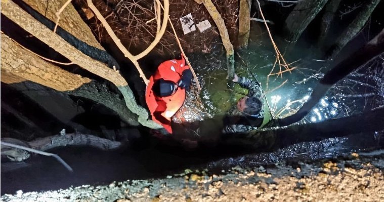 Пожарные спасли упавшего с плотины в реку мужчину в Ижевске 