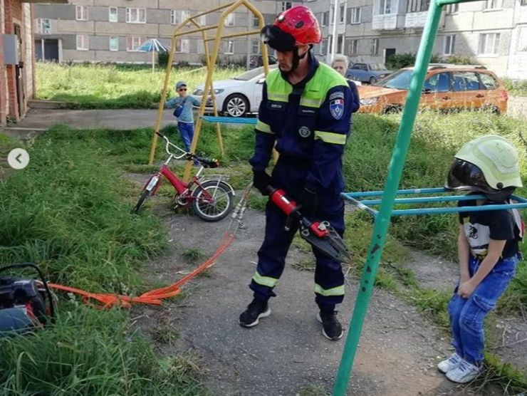 Ребенок в Сарапуле застрял в металлической конструкции на игровой площадке