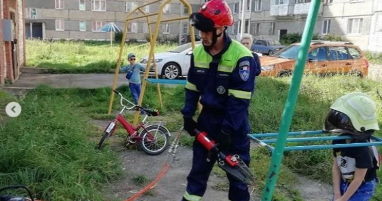 Ребенок в Сарапуле застрял в металлической конструкции на игровой площадке