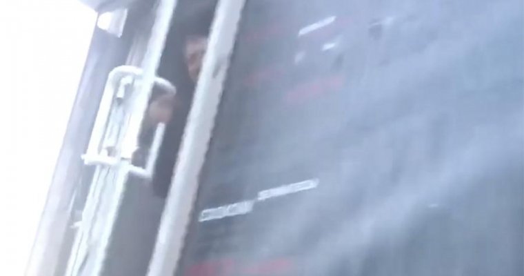 В Челябинске киоск демонтировали с человеком внутри