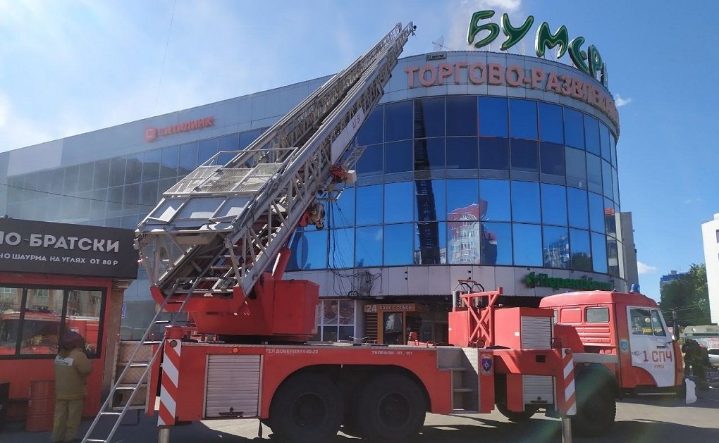 Торговый центр Бумеранг загорелся в Курске