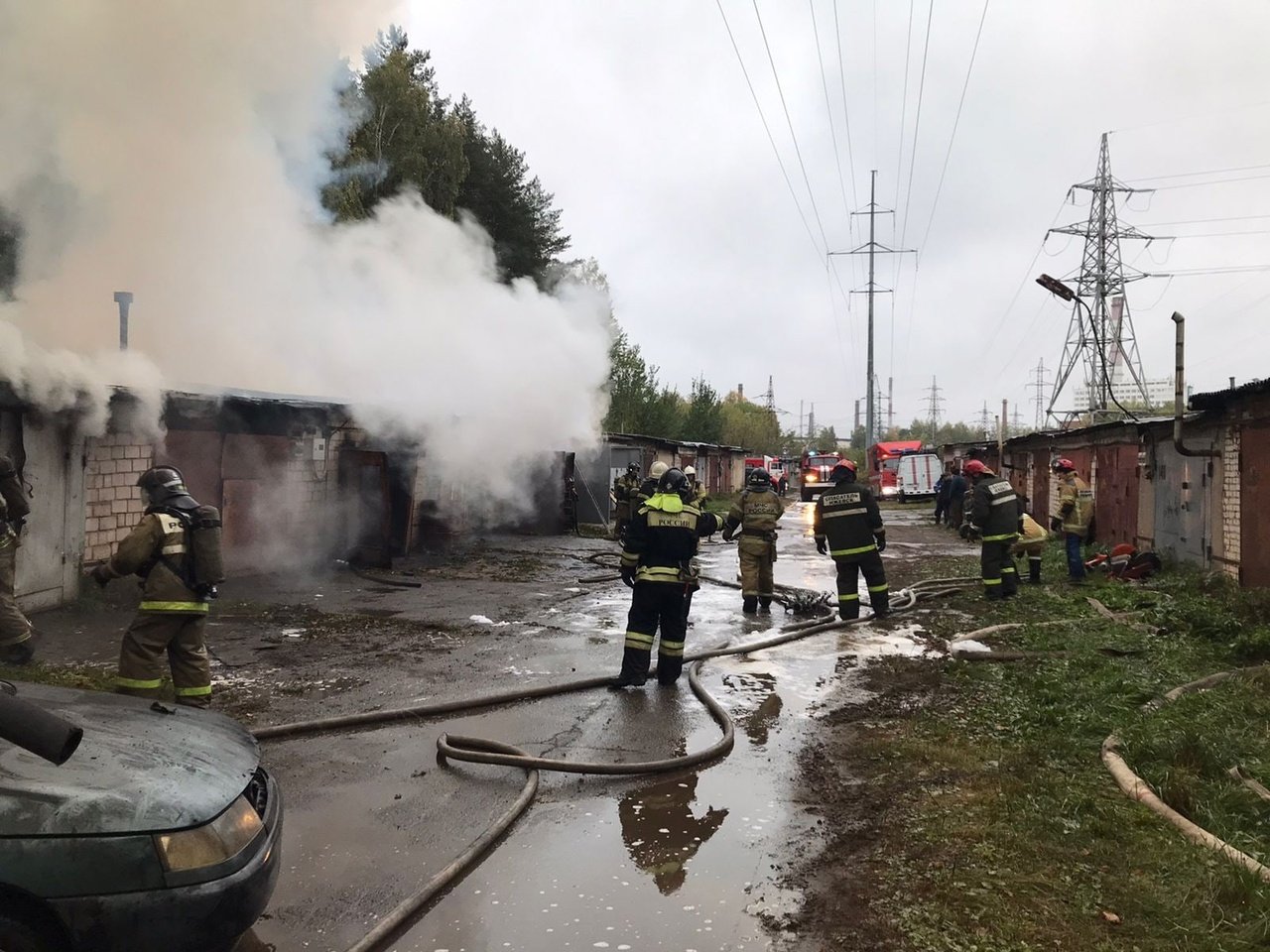 Шестнадцать гаражей пострадали в пожаре на Воткинском шоссе в Ижевске