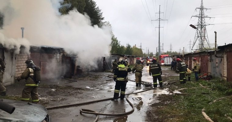 Шестнадцать гаражей пострадали в пожаре на Воткинском шоссе в Ижевске