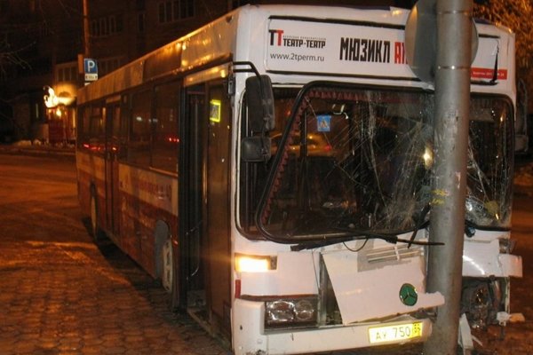 Автобус ижевск пермь. Пермский автобус аварии. В Перми автобус врезался.