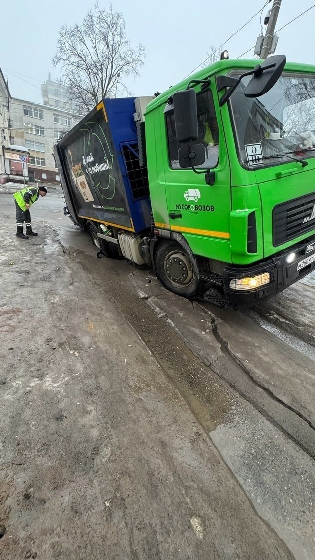 Мусоровоз провалился в асфальт на улице Красноармейской в Ижевске 