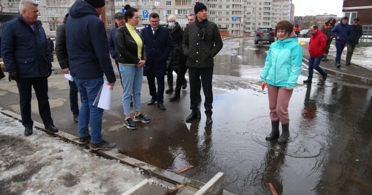 Дворы на улице Советской в Ижевске подтопило растаявшим снегом со стадиона «Зенит»