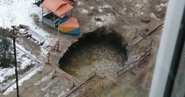 На одной из детских площадок Сарапула провалилась земля