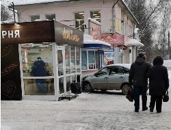Автомобиль сбил человека и протаранил ларёк на улице Воровского в Ижевске