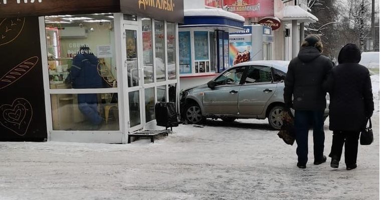 Автомобиль сбил человека и протаранил ларёк на улице Воровского в Ижевске