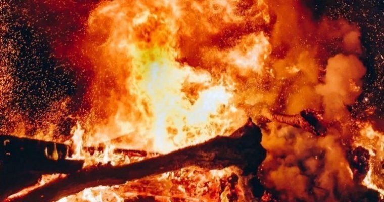 Сразу два грузовика сгорели в деревне Воткинского района