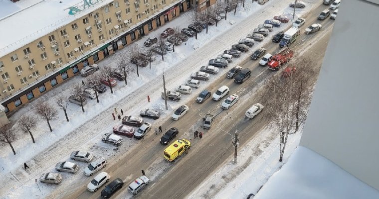 В Ижевске на улице Пушкинской столкнулись два автомобиля