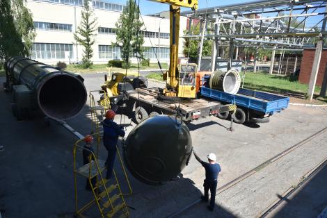 В воткинском парке Победы устанавливают транспортно-пусковой контейнер ракетного комплекса Тополь