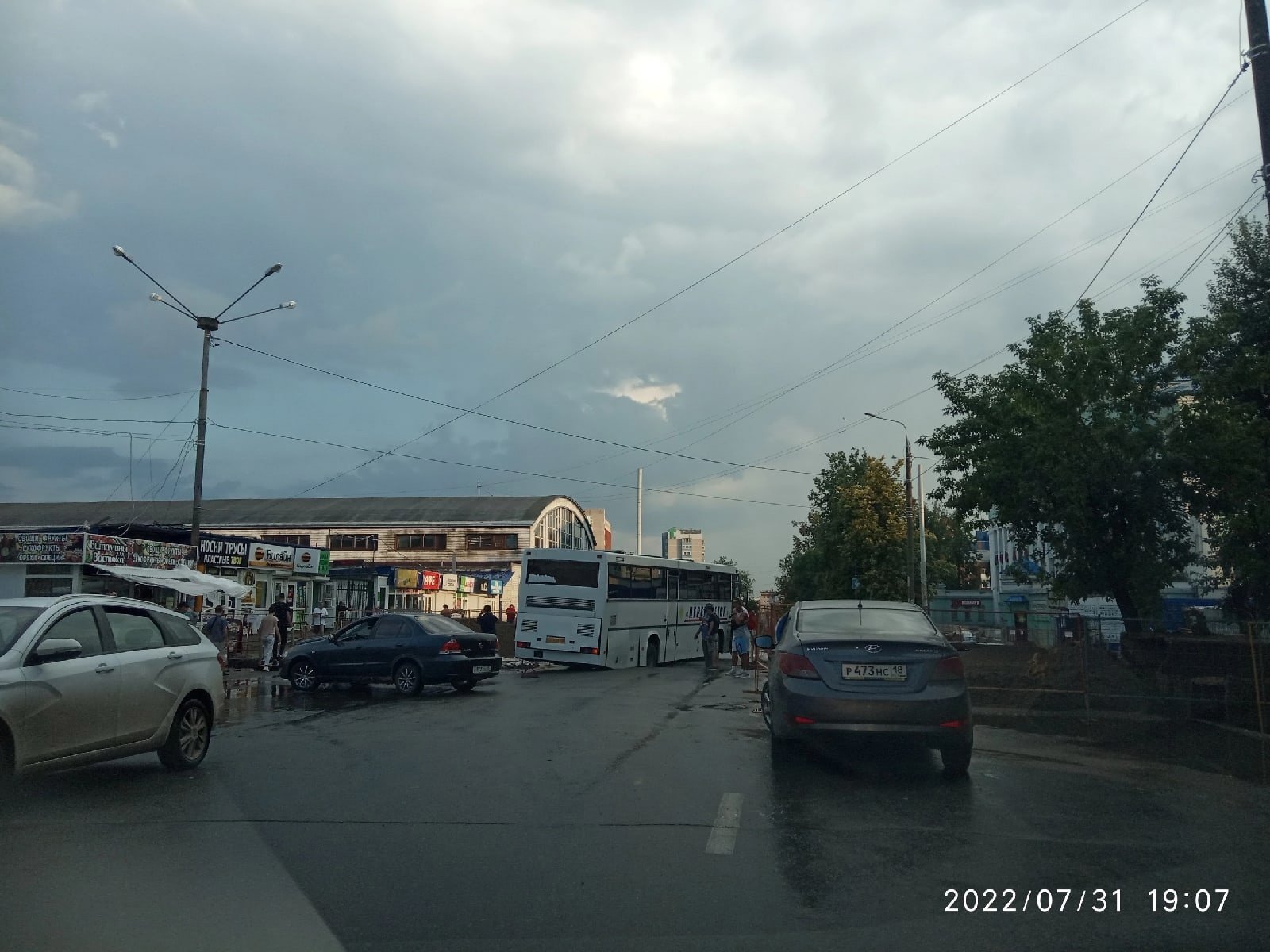 У центрального автовокзала в Ижевске просел асфальт под автобусом