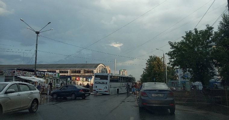 У центрального автовокзала в Ижевске просел асфальт под автобусом