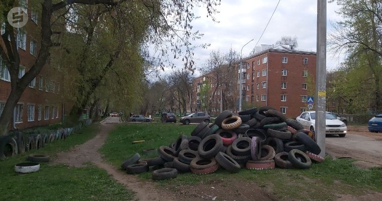 Ижевчанам напомнили о том, что старые автомобильные покрышки не вывозятся с мусорных площадок