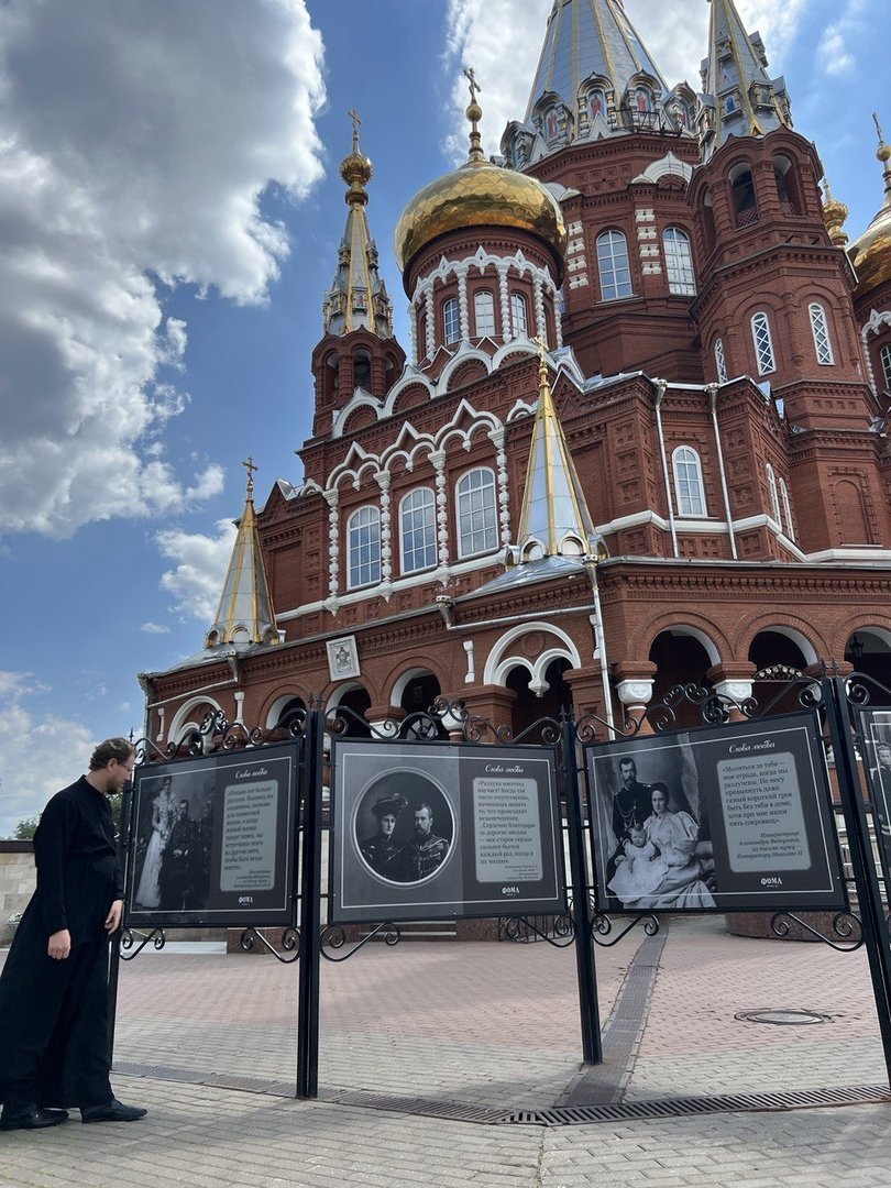 На площади у Михаило-Архангельского собора в Ижевске выставили цитаты из писем Николая II императрице Александре