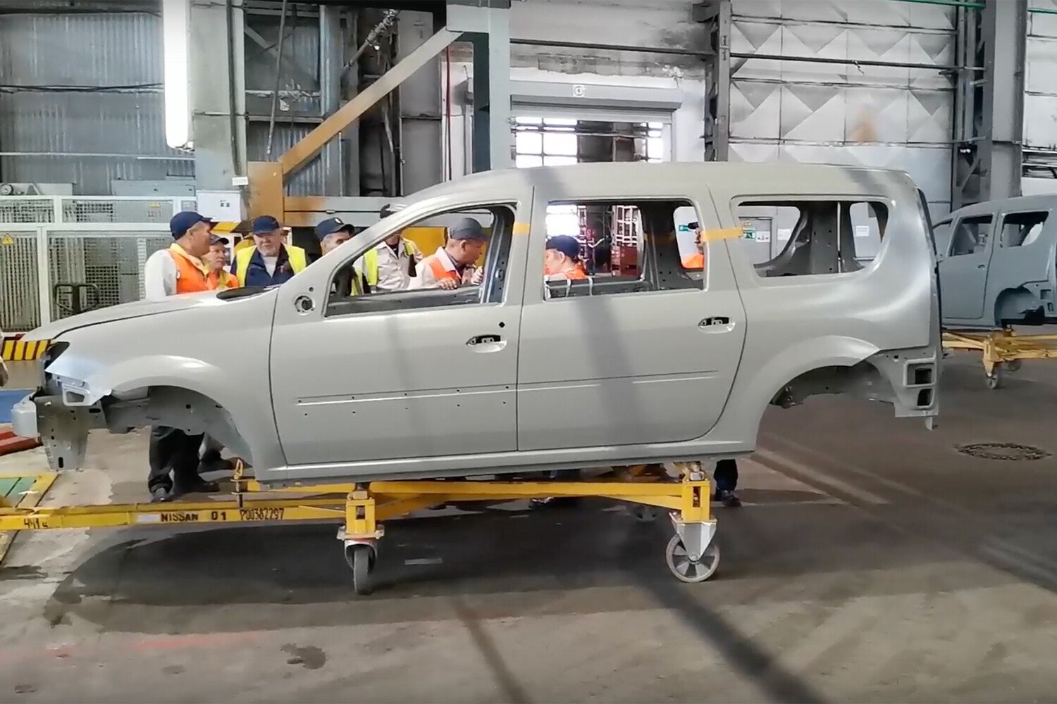На Ижевский автозавод привезли первые кузова для автомобилей Lada Largus