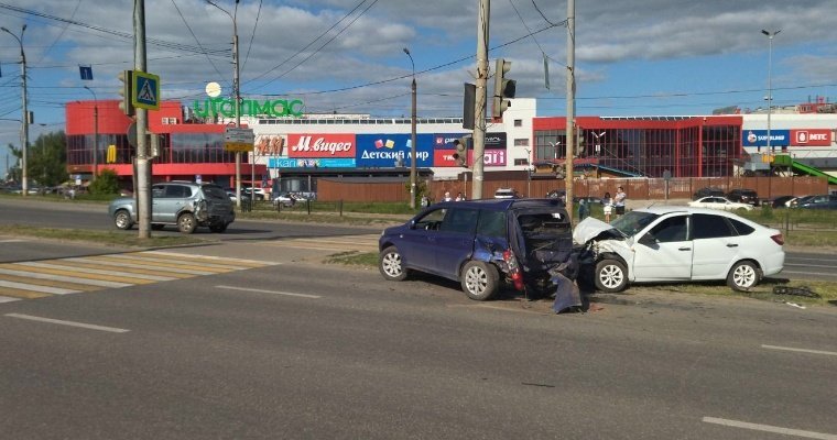 Бильярд на дороге: четыре автомобиля столкнулись в Ижевске