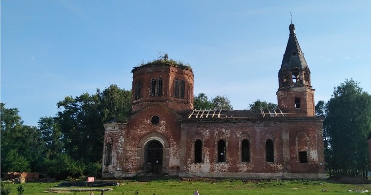 Жители села Большая Кибья в Удмуртии начали проводить субботники в старинной церкви